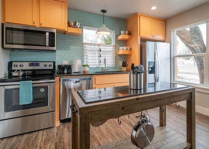 Plaza Pad I - New Apartment Near Plaza District