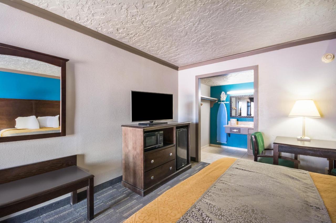 Hotel Econo & 3*
