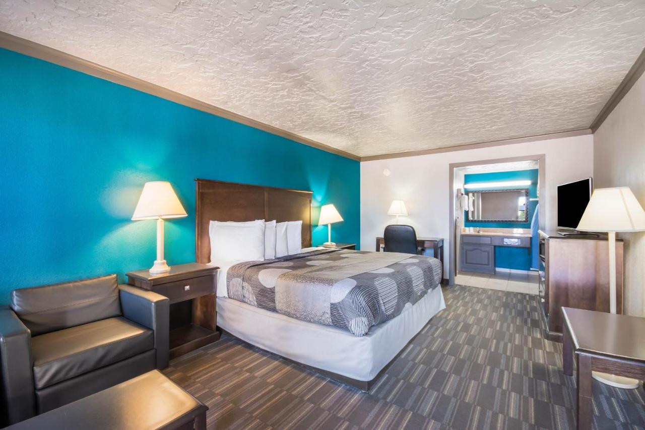 Econo & Hotel 3*
