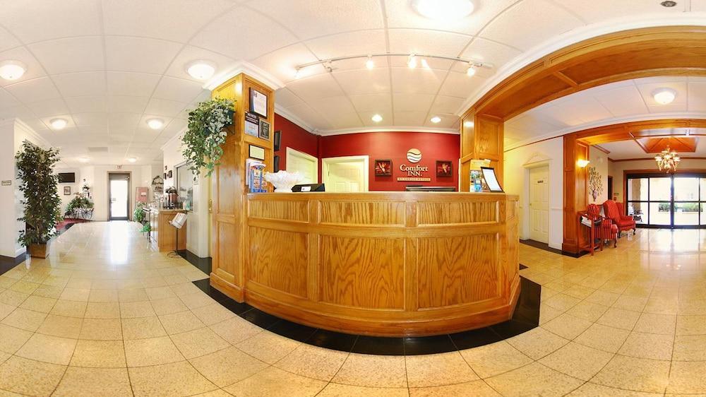 Hotel Comfort At Northwest Expressway 3*