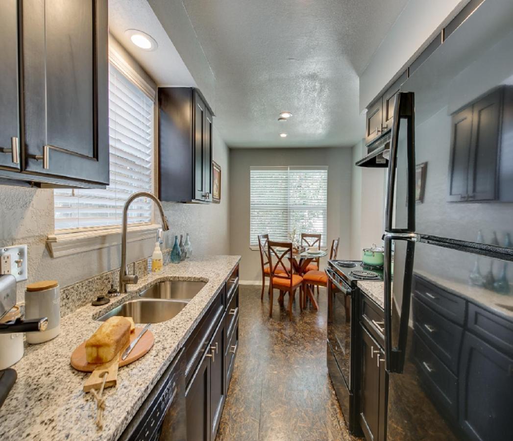 Evie's Campus-close 2 Bedroom Luxury Apartment *