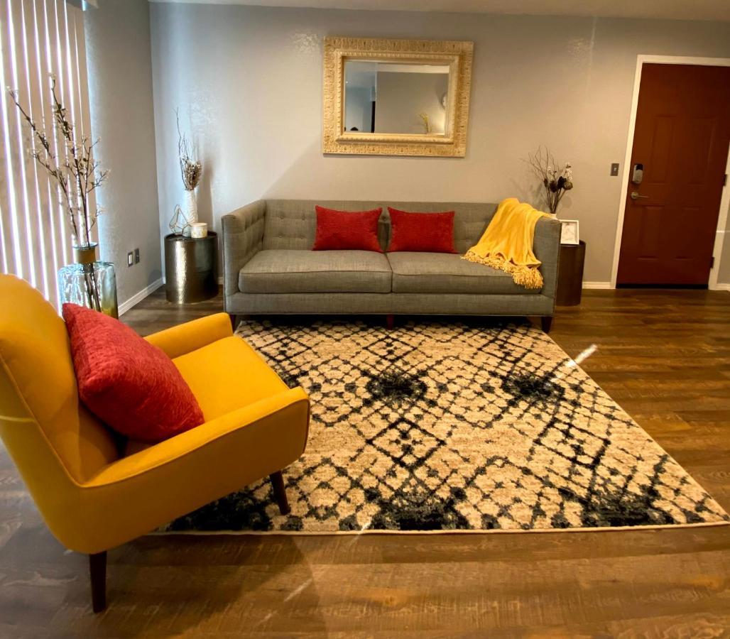 Evie's Campus-close 2 Bedroom Luxury Apartment *