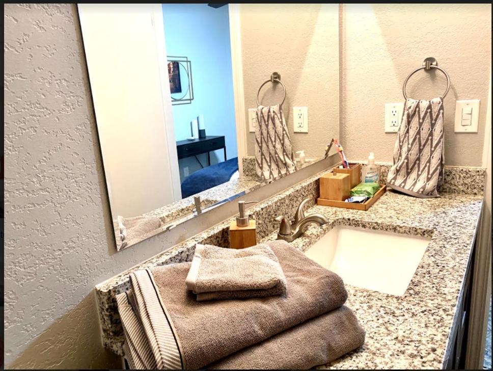 Private Bedroom - Communal House Near Integris *