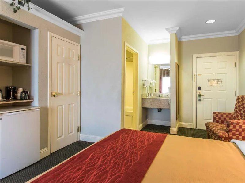 Comfort At Northwest Expressway 3*