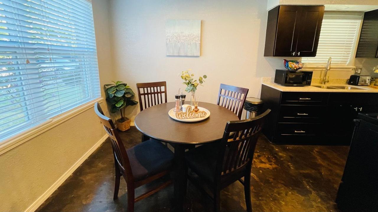 Evie's Campus-close 2 Bedroom Luxury Apartment *