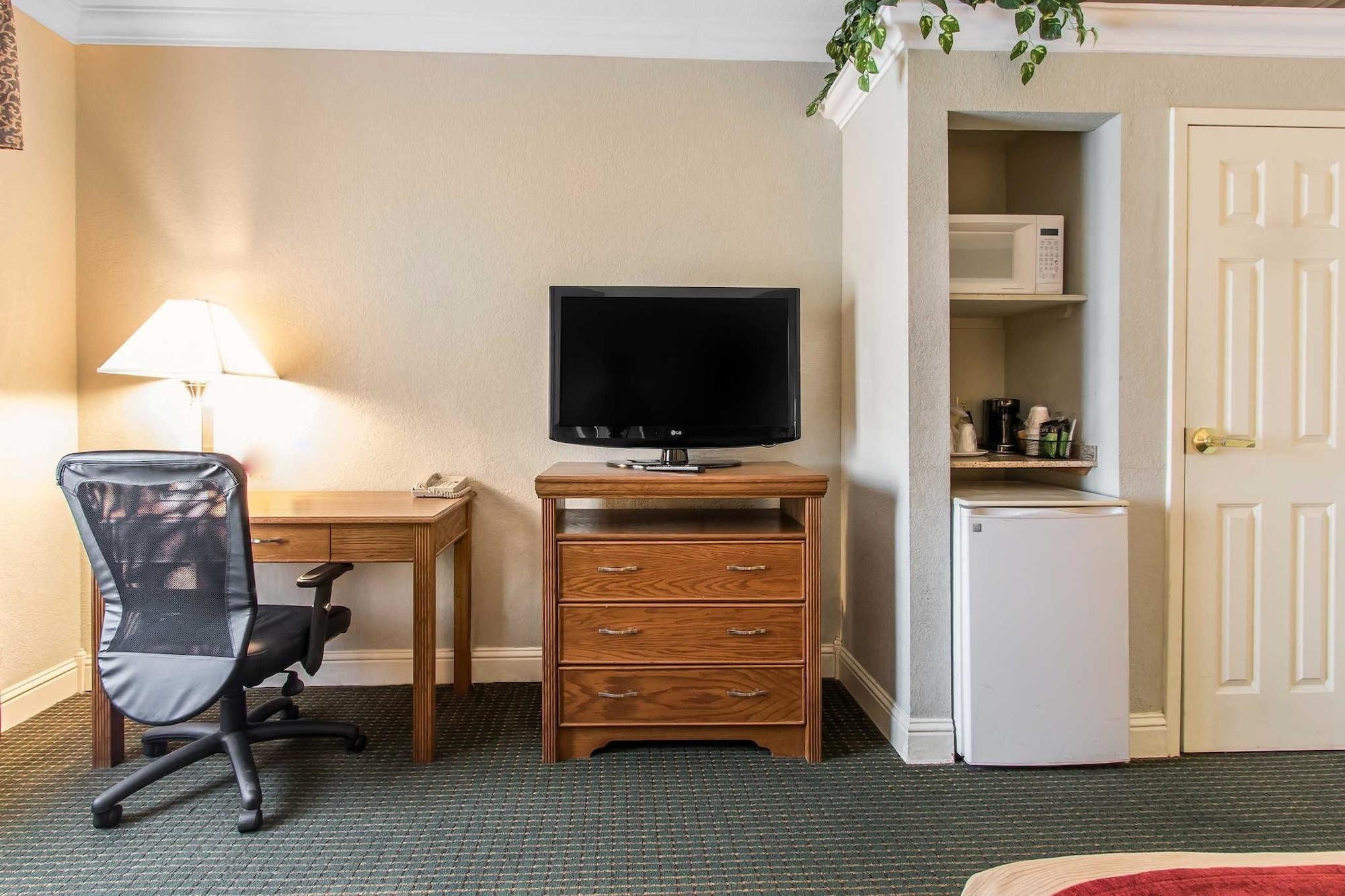 Hotel Comfort At Northwest Expressway