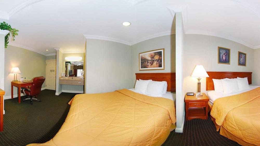 Comfort At Northwest Expressway Hotel