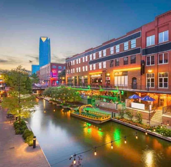 Apartamento Downtown Luxury With Free Parking Space Oklahoma City