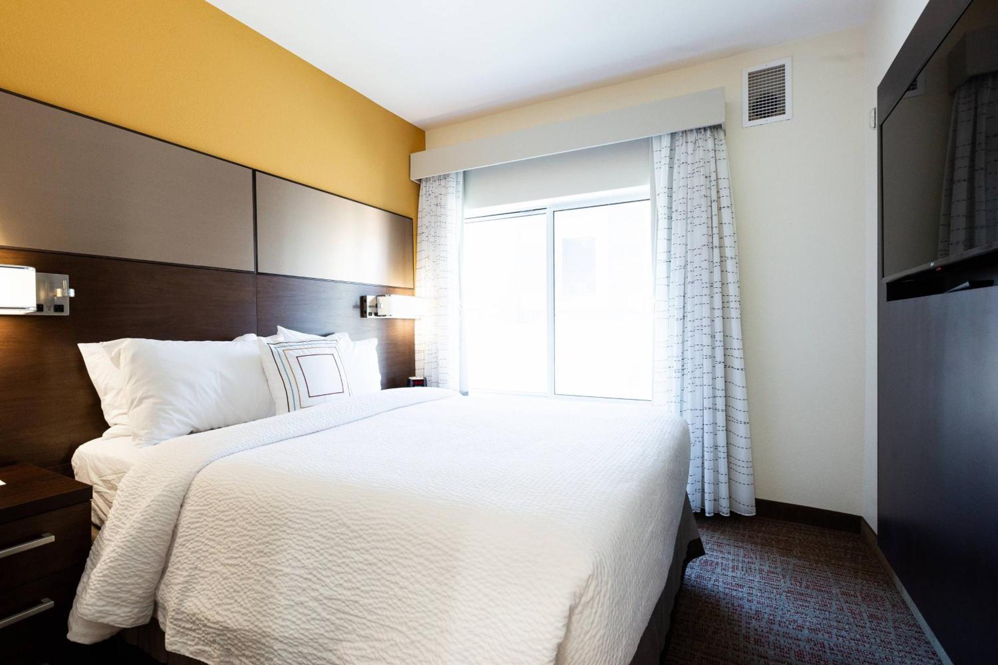 Hotel By Marriott North/quail Springs 3*