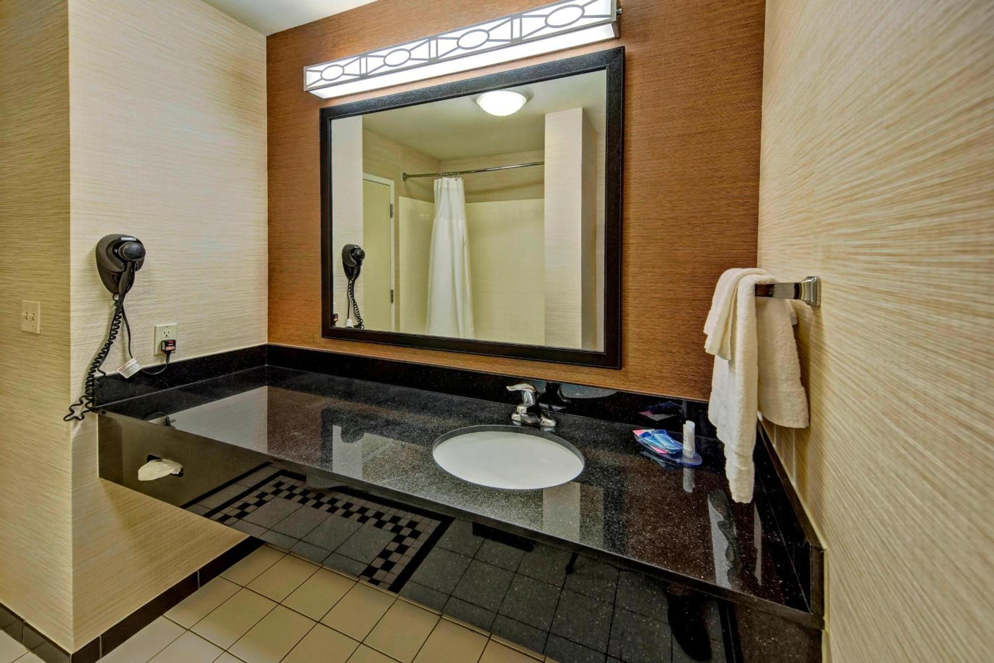 Fairfield & By Marriott Nw Expressway/warr Acres 3*