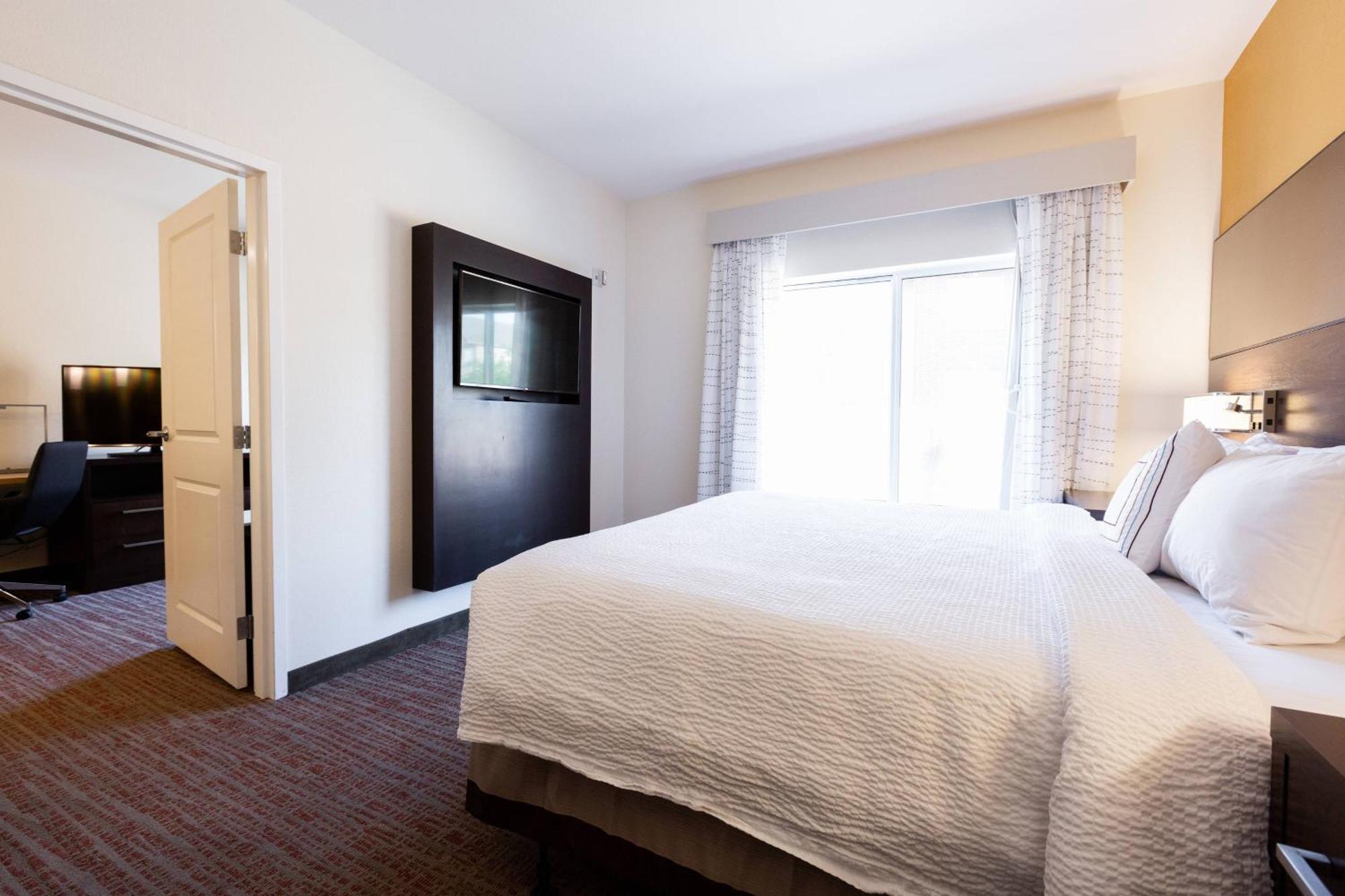 Hotel By Marriott North/quail Springs 3*