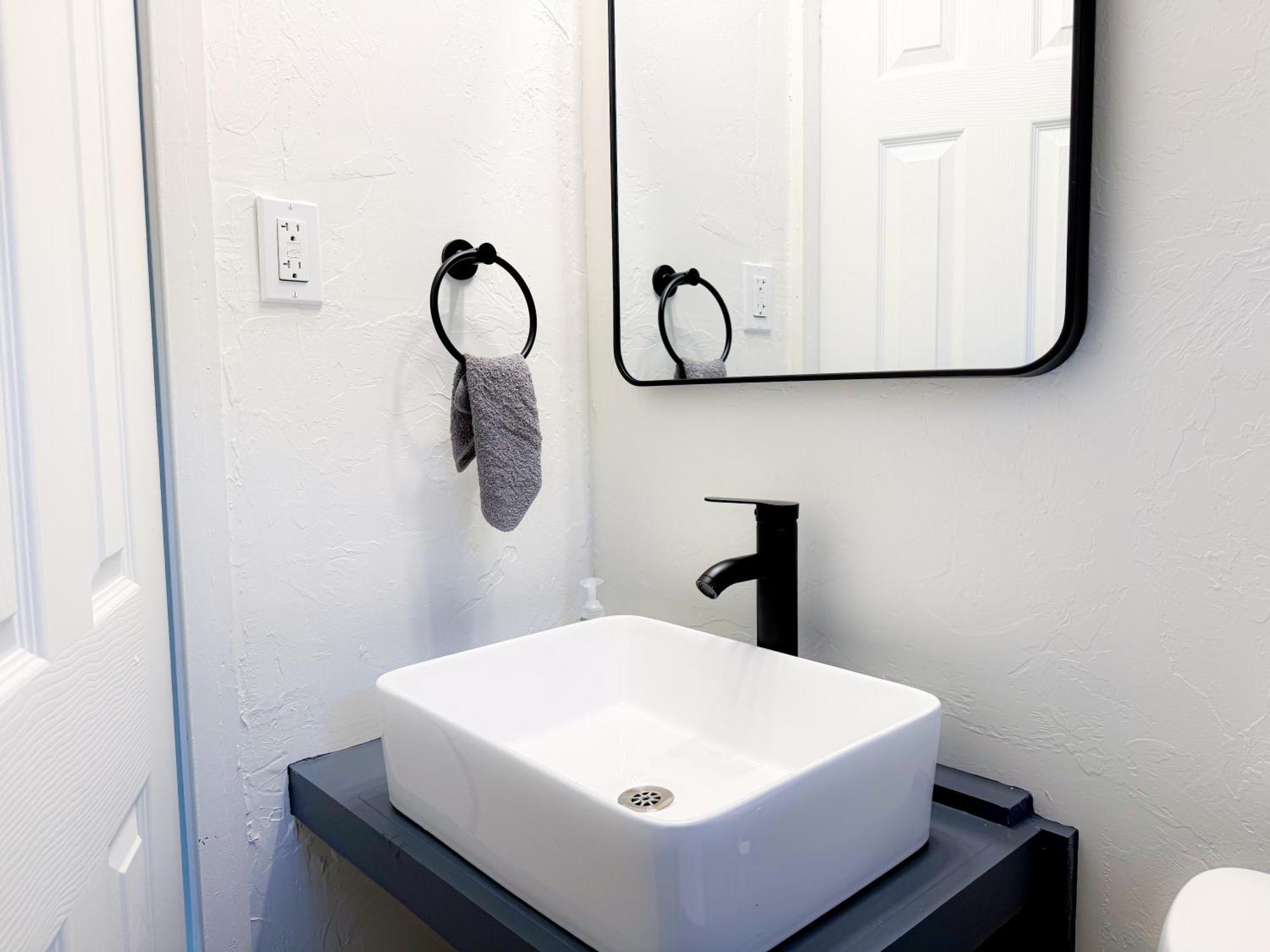 Holiday home Chic 2br Retreat Near Paseo #31b
