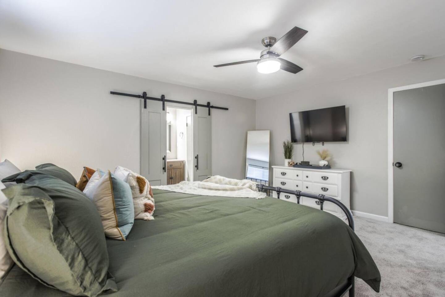 New Hummingbird Haven - Nw Okc, Billiards, Firepit Holiday home