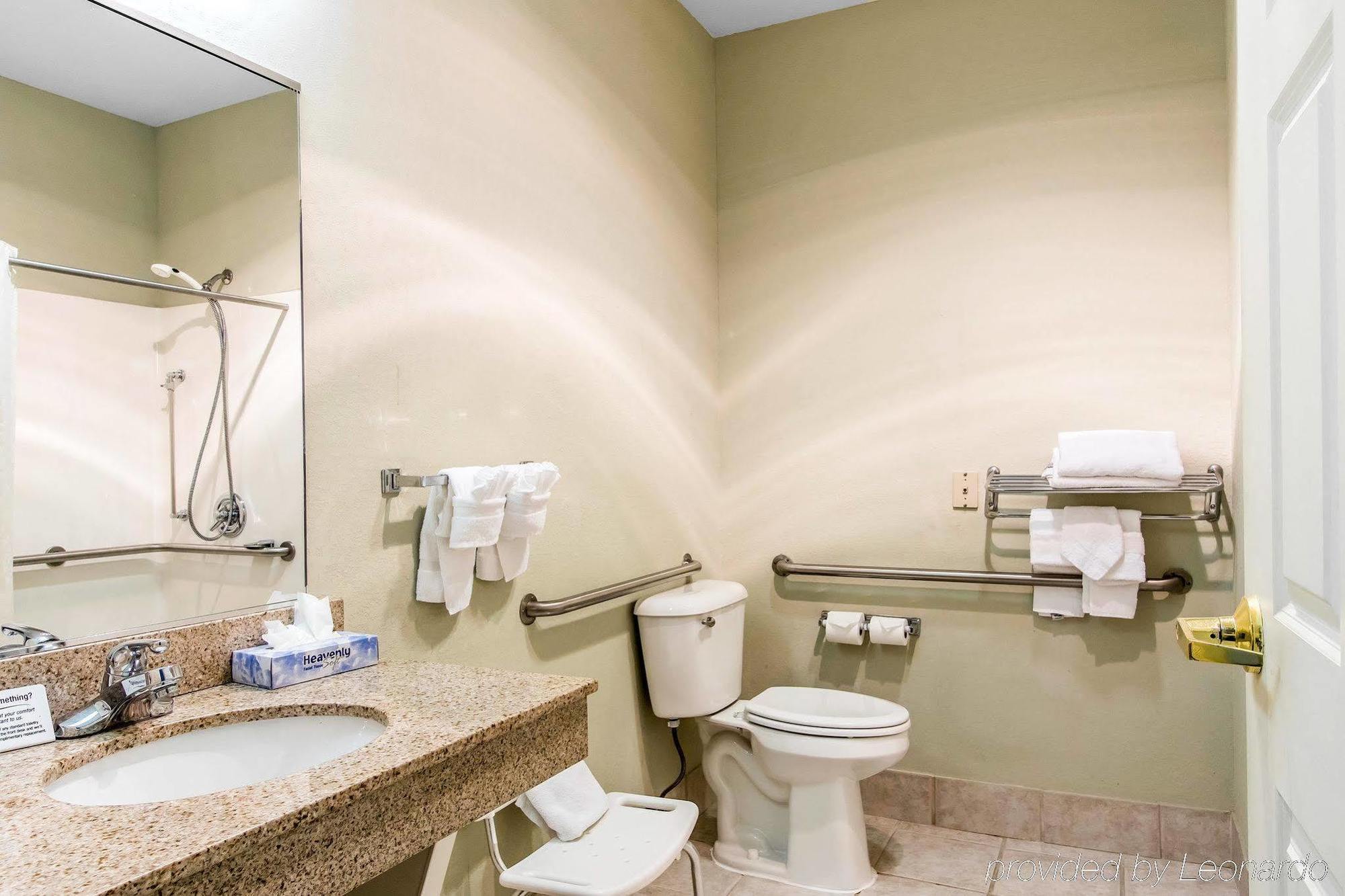 Hotel Comfort At Northwest Expressway