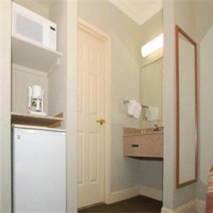 Hotel Comfort At Northwest Expressway