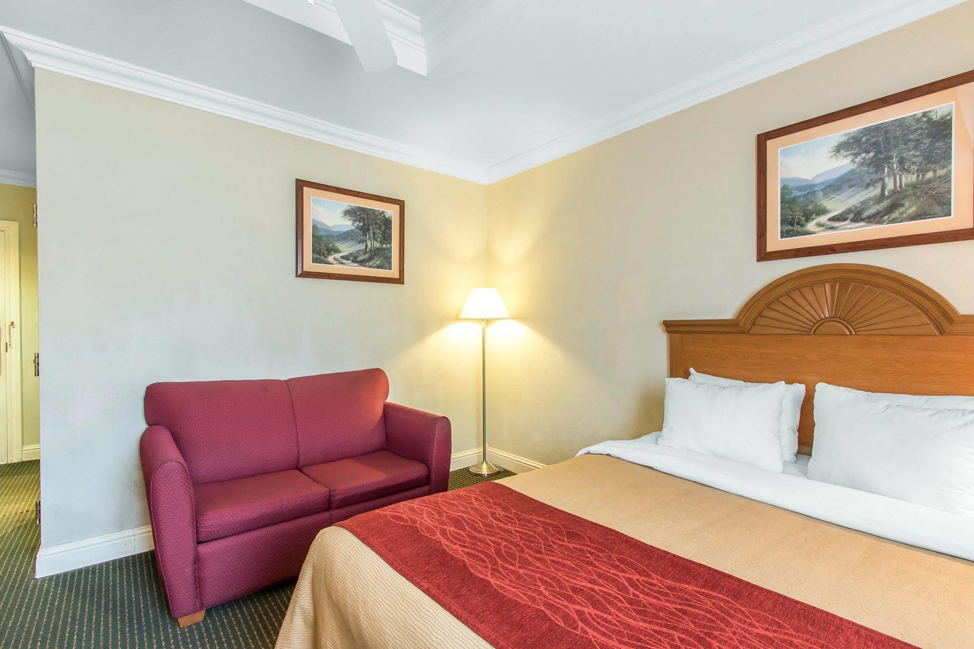 Hotel Comfort At Northwest Expressway 3*