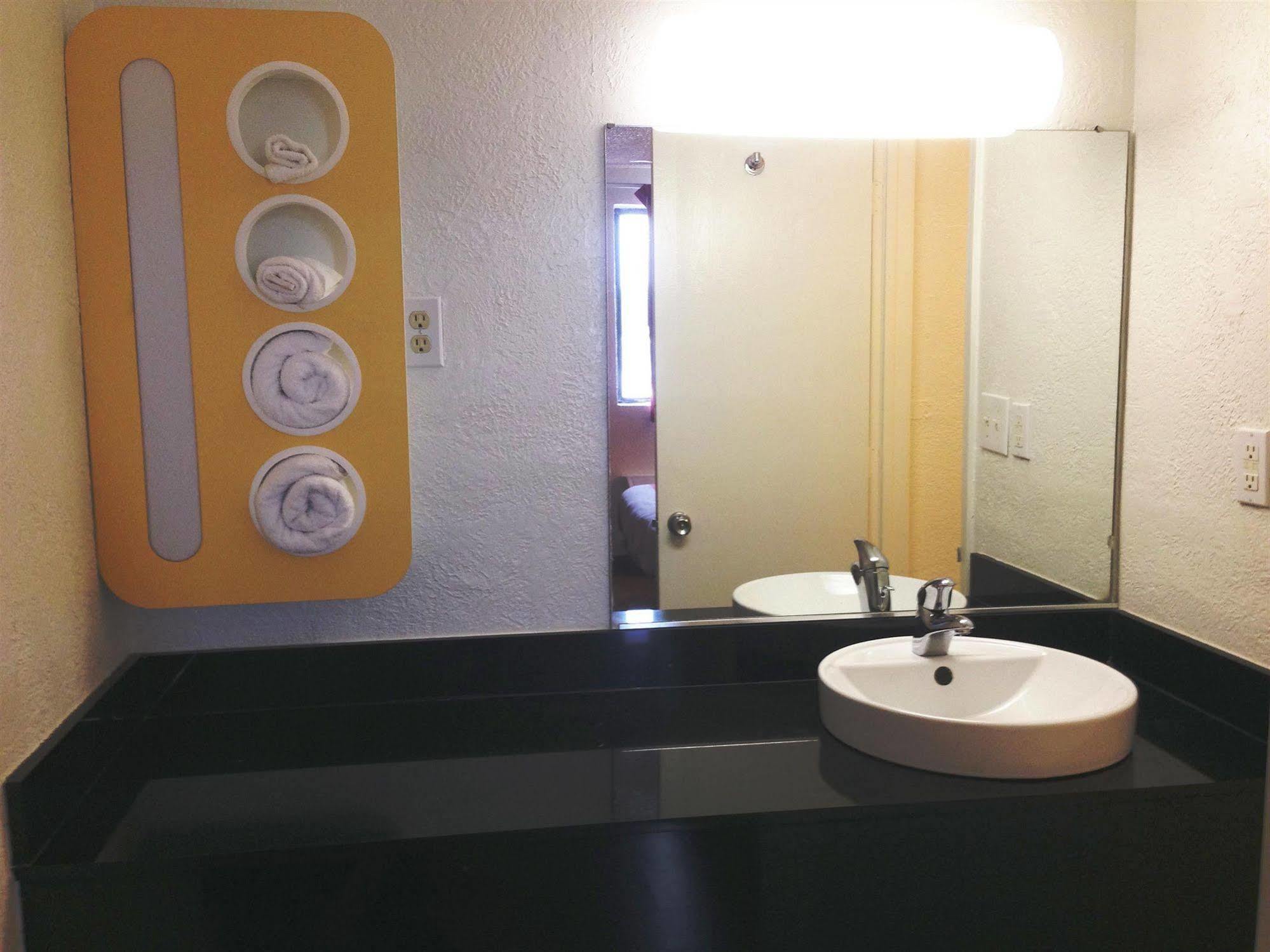 Hotel 6-oklahoma City, Ok - Frontier