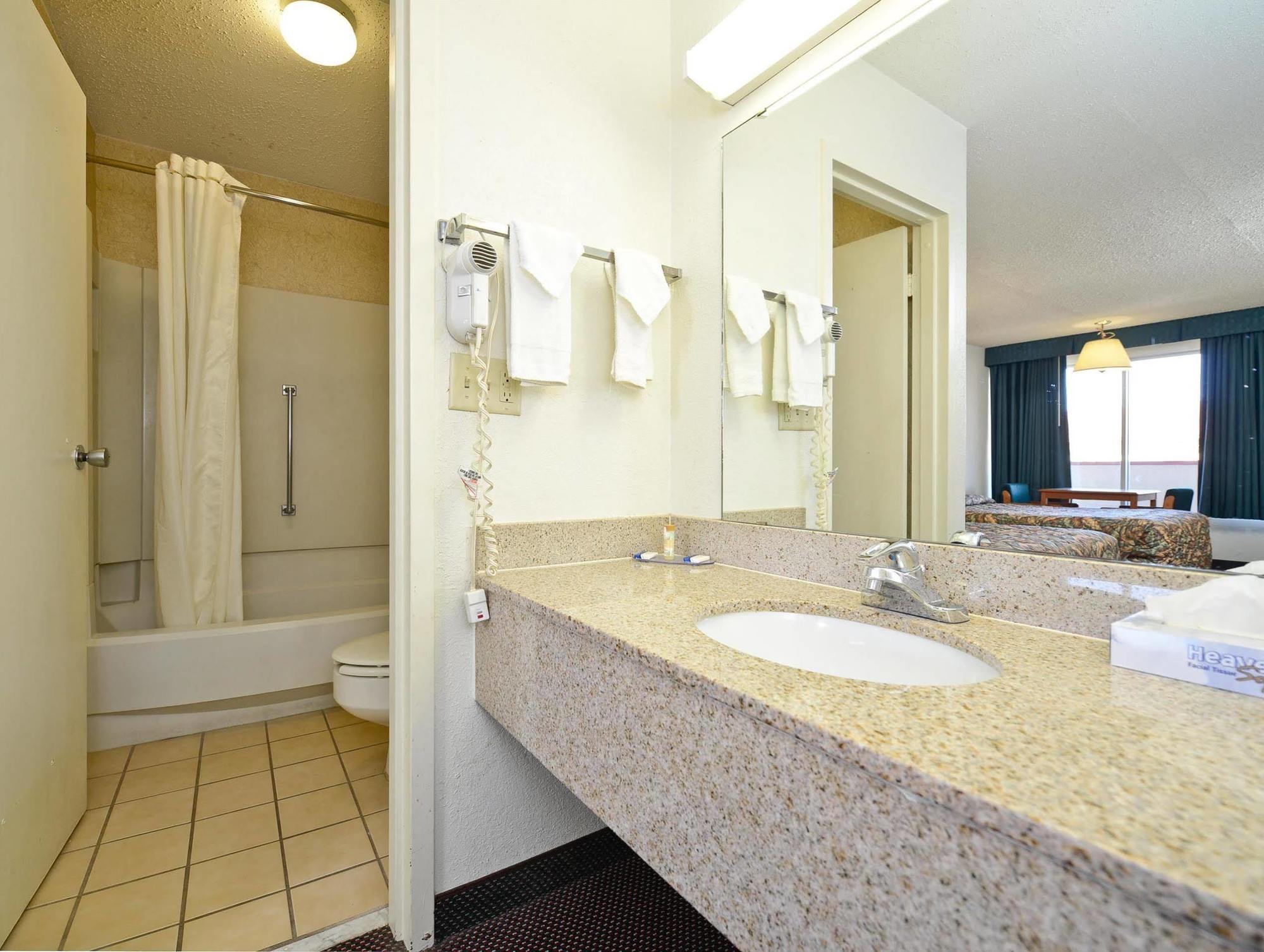 Econo Lodge *