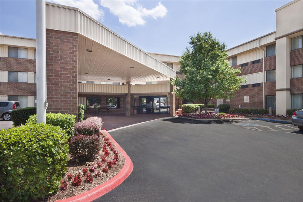 Clarion Pointe Okc Airport 2*