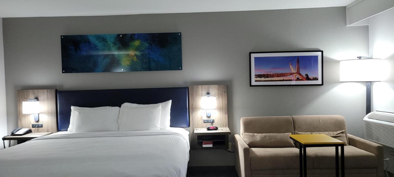 Hotel Clarion Pointe Okc Airport 2*