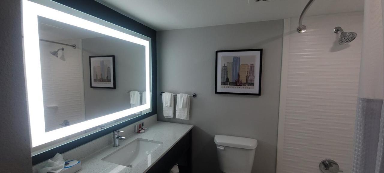Clarion Pointe Okc Airport Hotel 2*