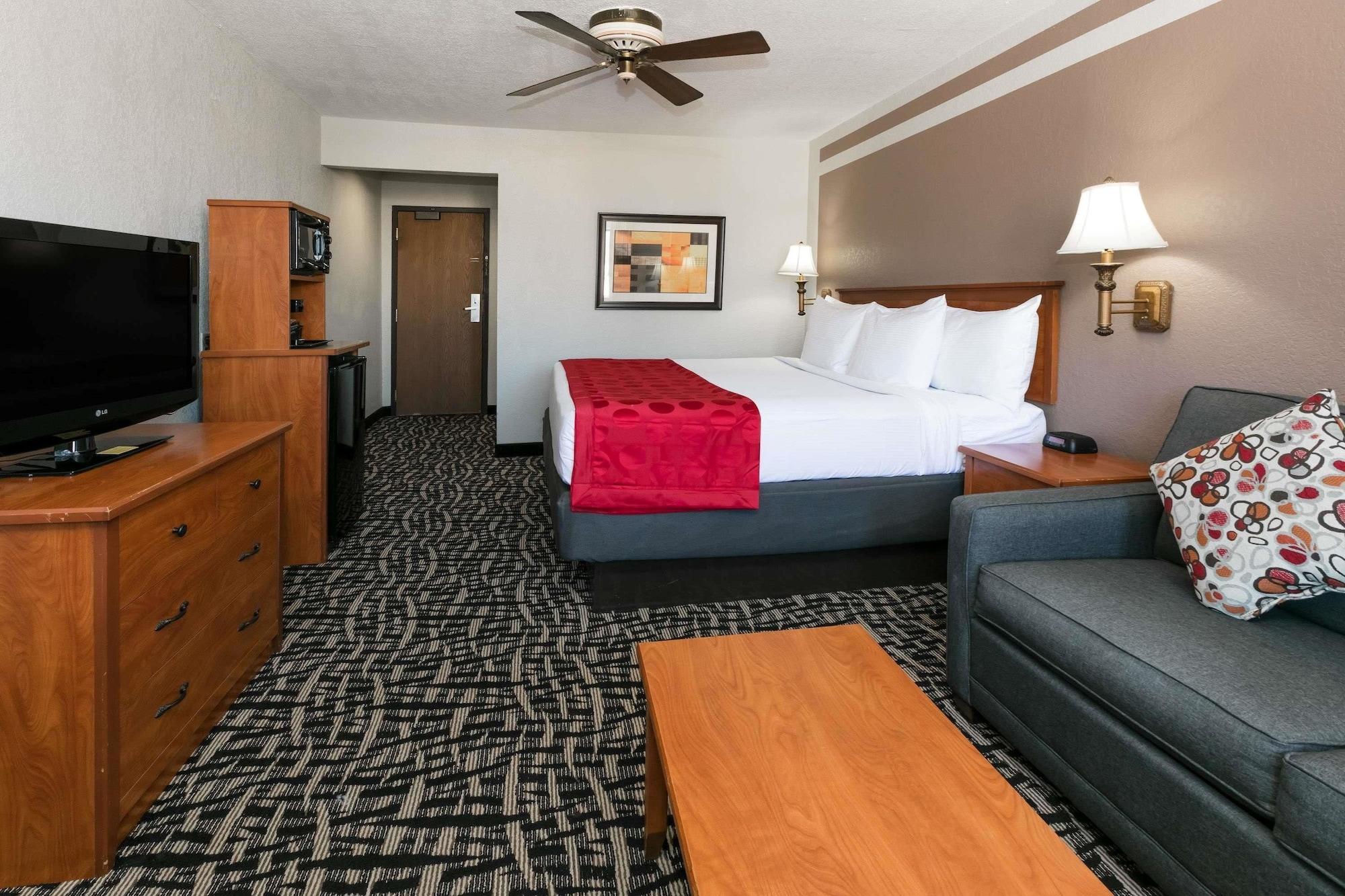 Ramada By Wyndham Airport North Hotel 2*