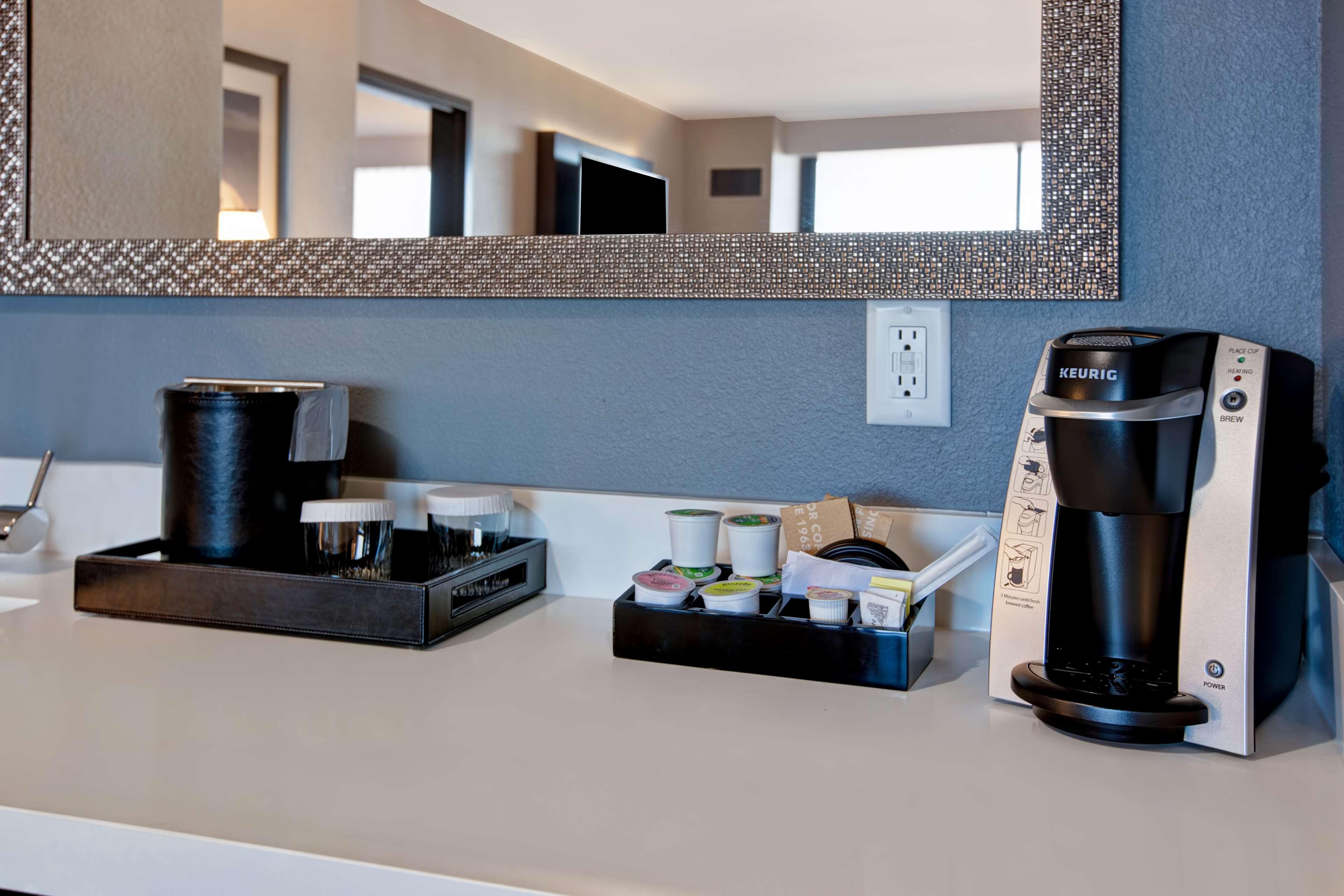 Hotel Embassy By Hilton Northwest Oklahoma City