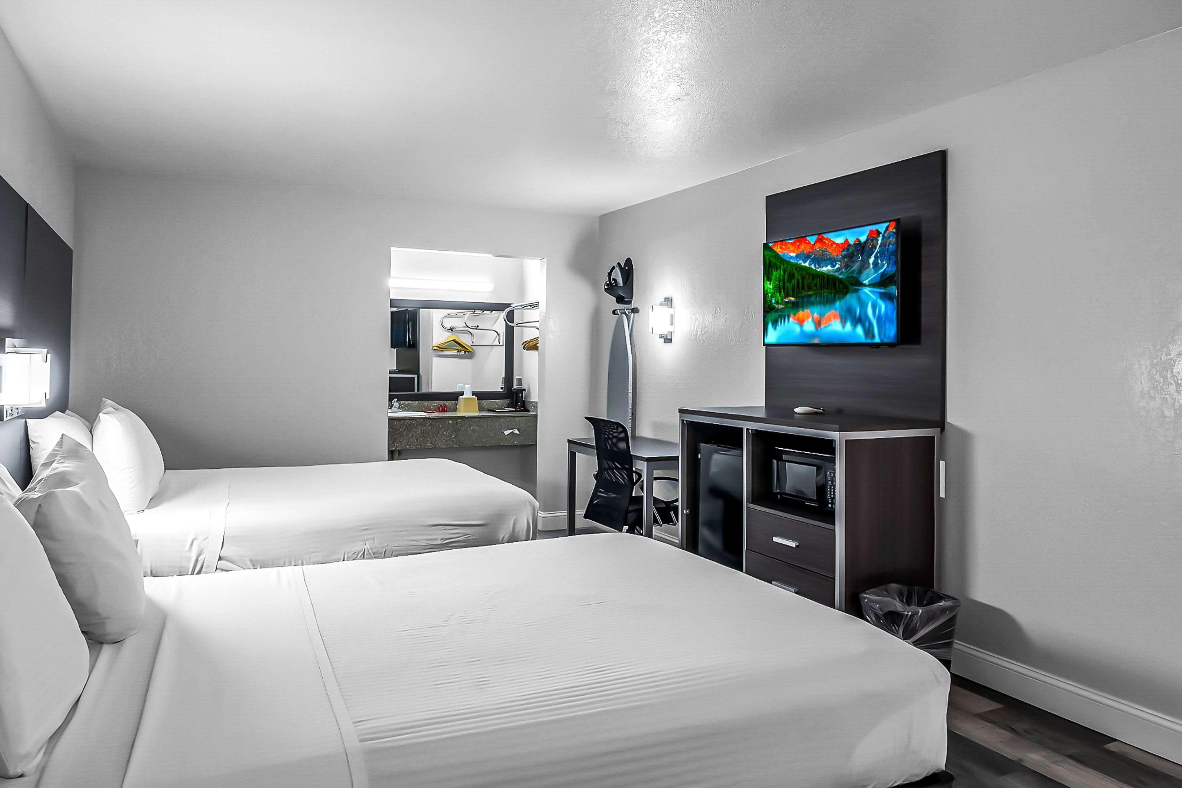 Surestay By Western West Hotel 3*