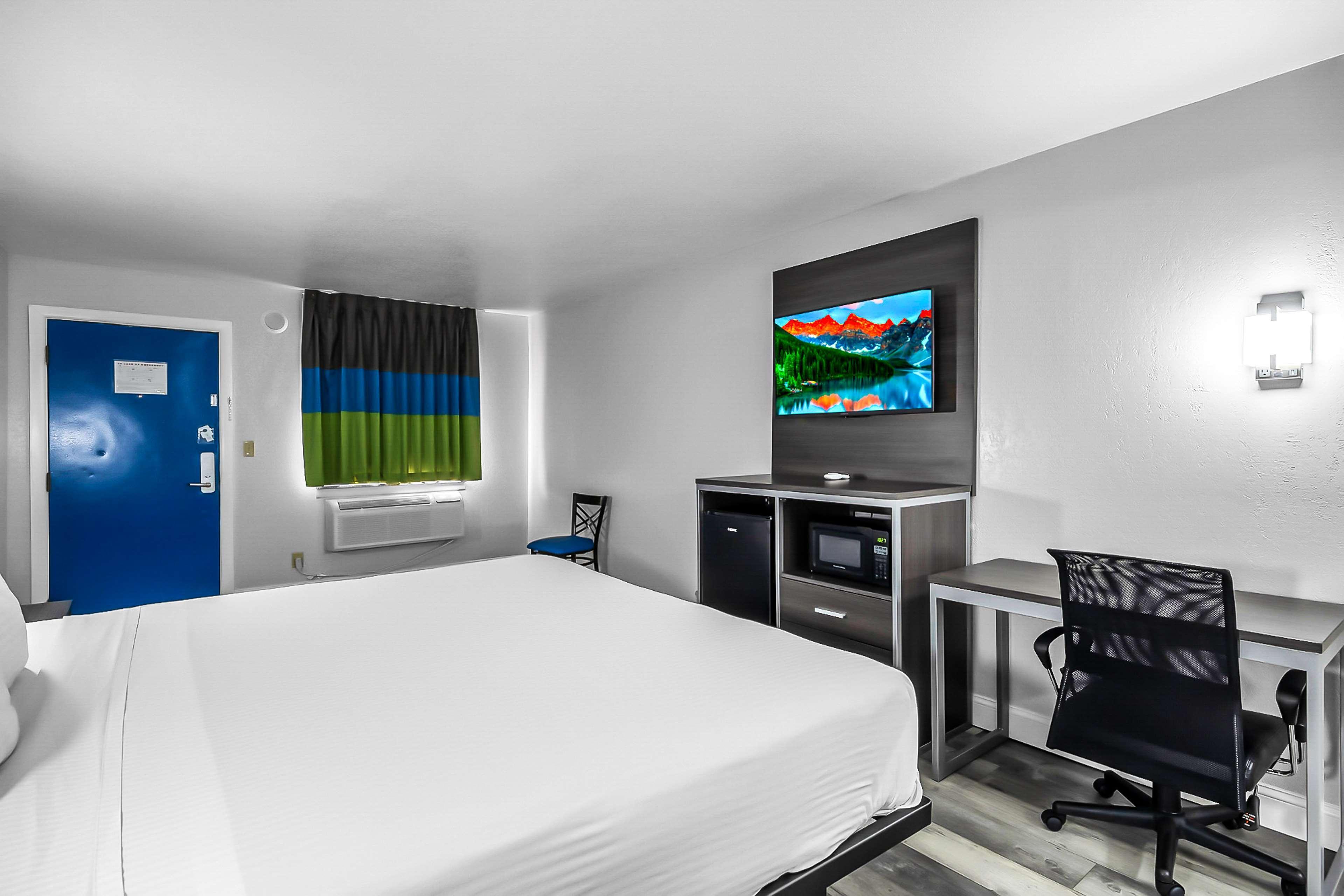 Surestay By Western West Hotel