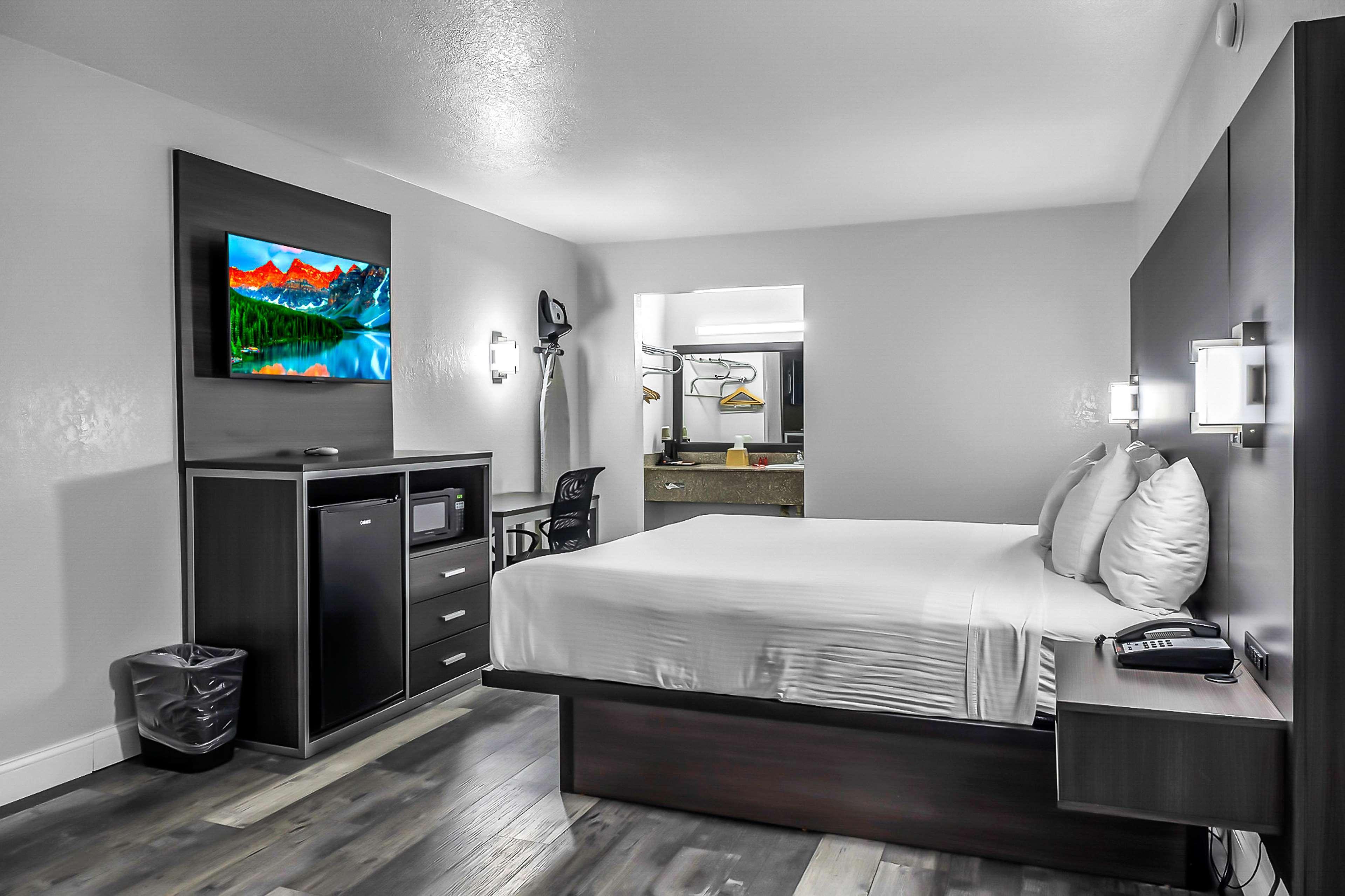 Surestay By Western West Hotel 3*