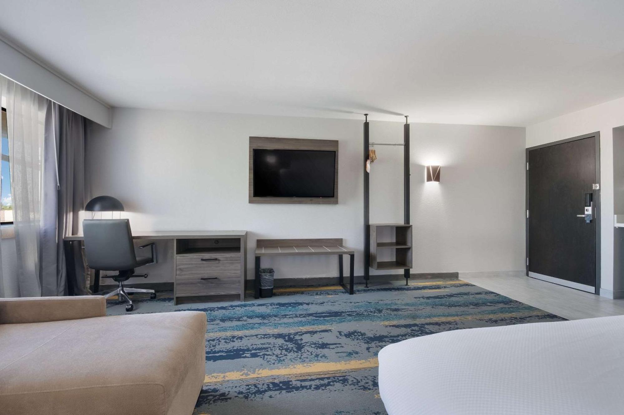 Hotel Clarion Pointe Okc Airport 2*