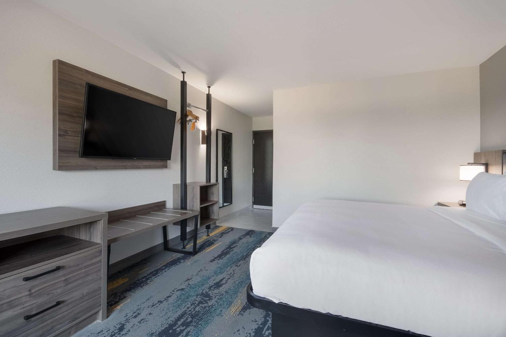 Clarion Pointe Okc Airport 2*