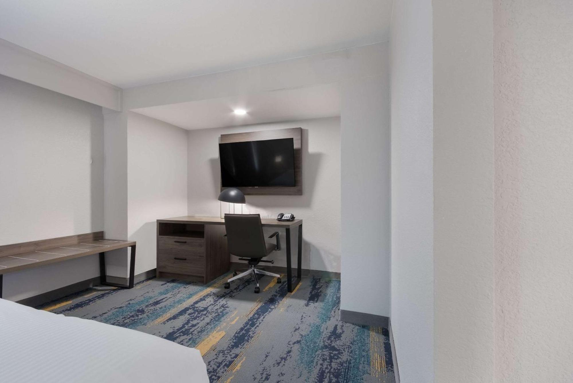 Hotel Clarion Pointe Okc Airport 2*