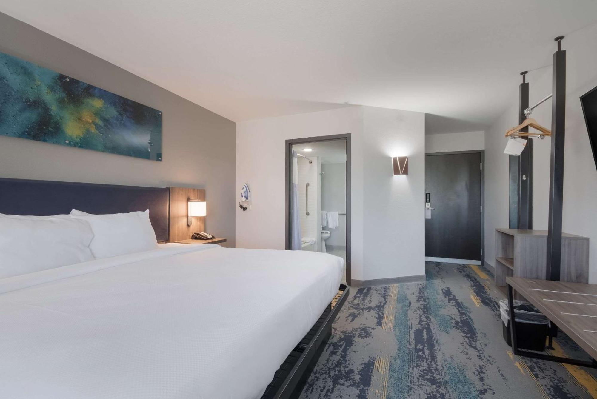 Clarion Pointe Okc Airport 2*