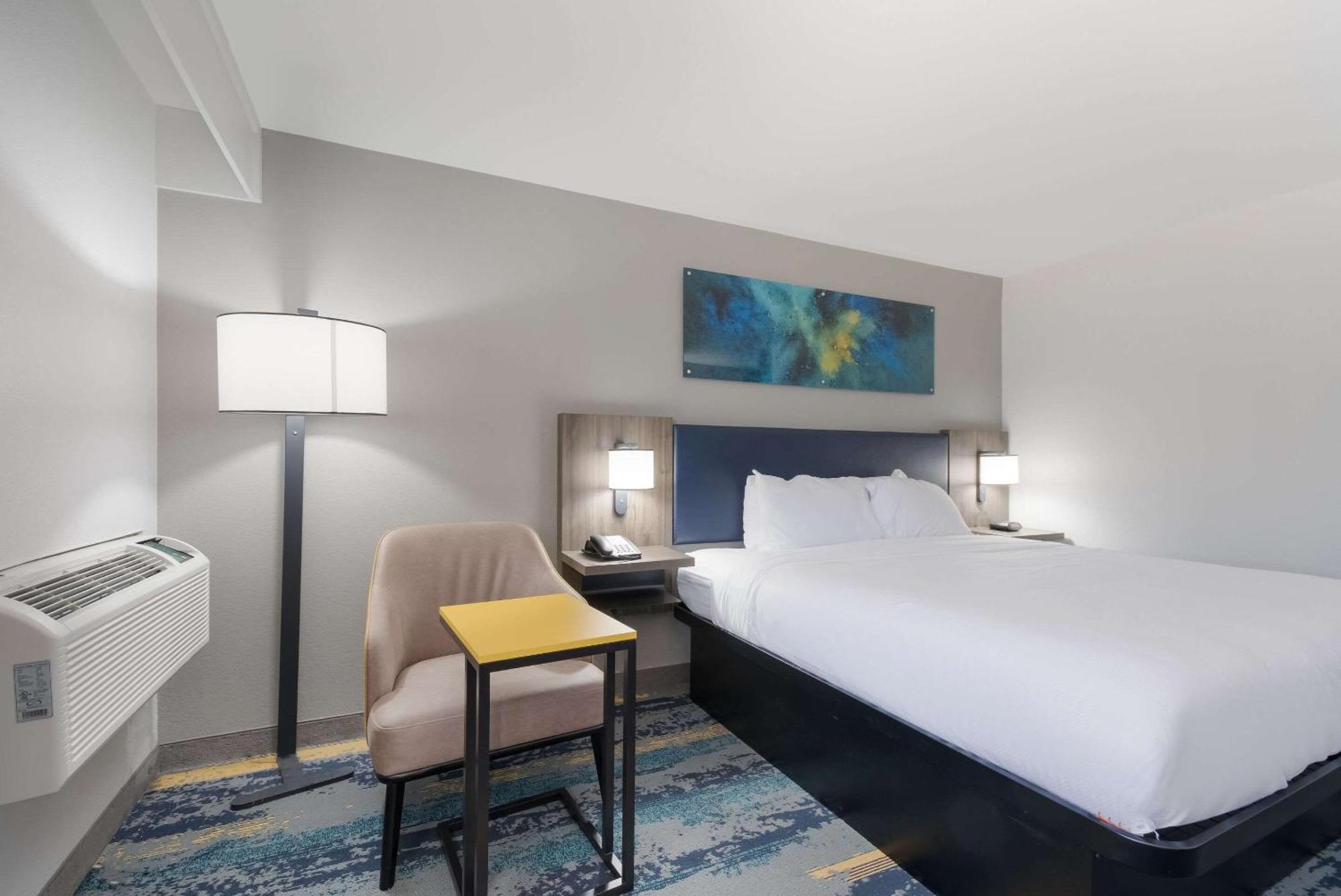 Clarion Pointe Okc Airport Hotel 2*