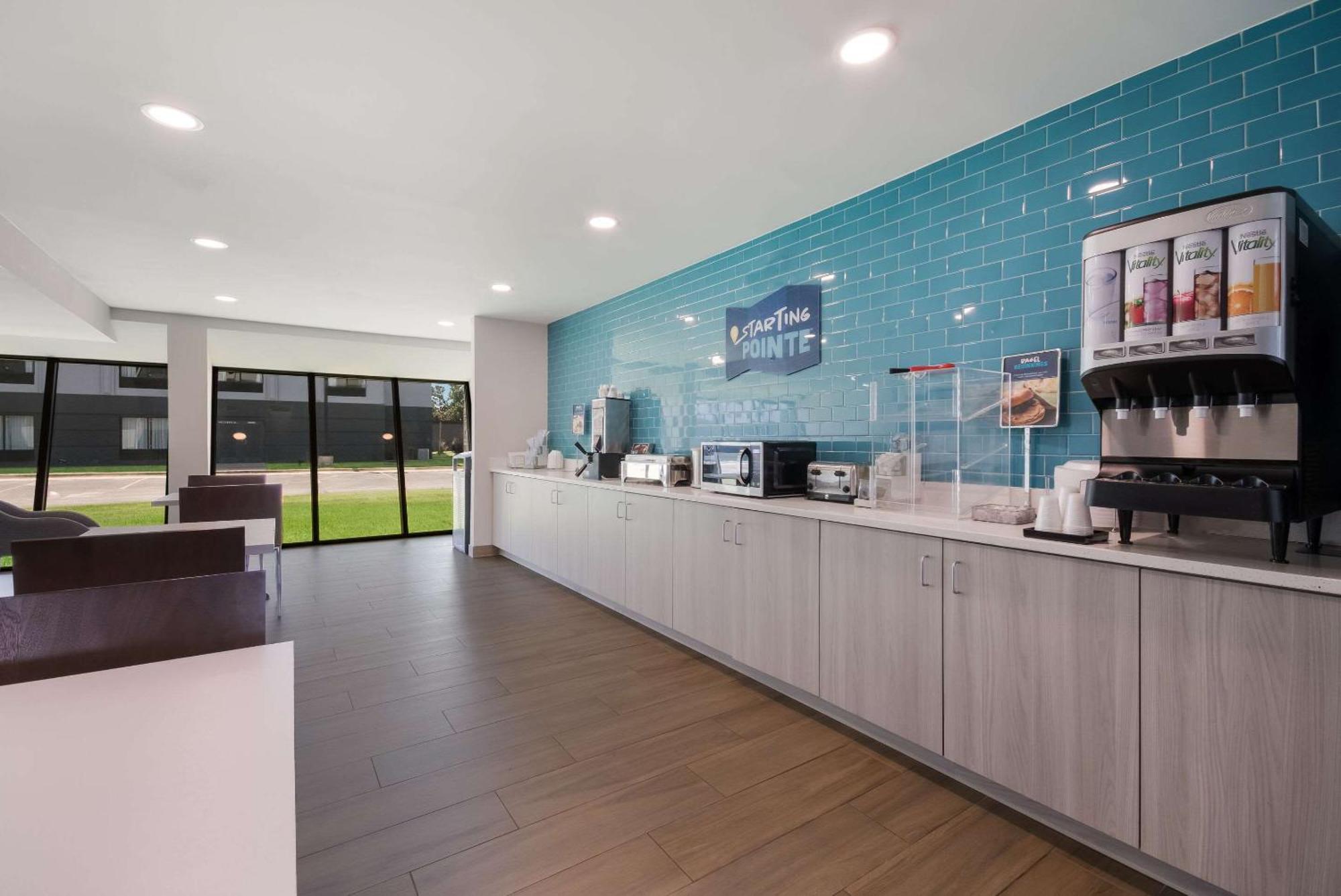 Clarion Pointe Okc Airport Hotel 2*