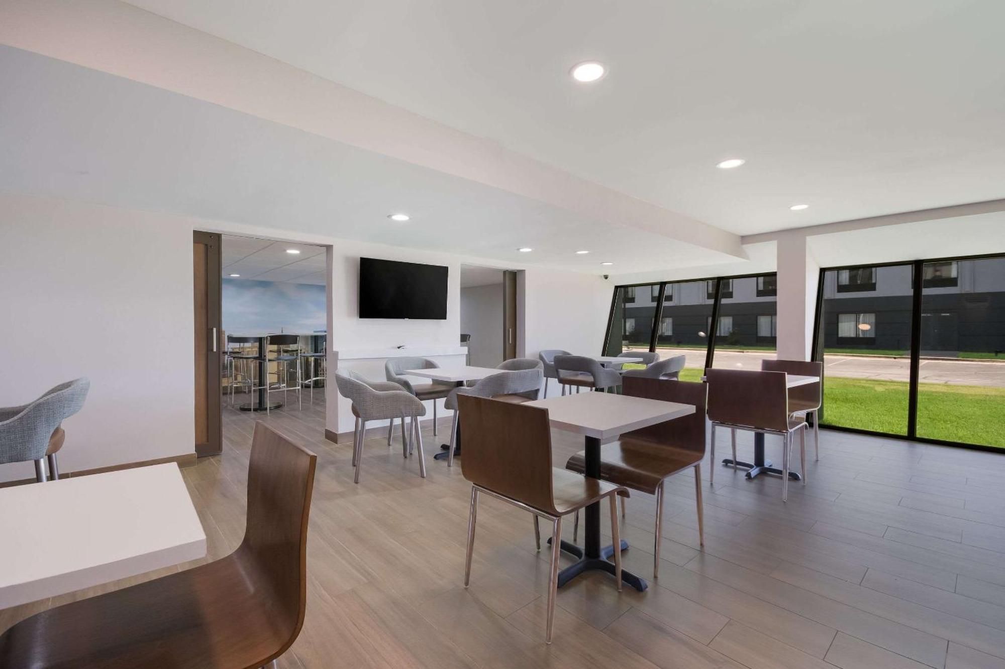 Hotel Clarion Pointe Okc Airport 2*