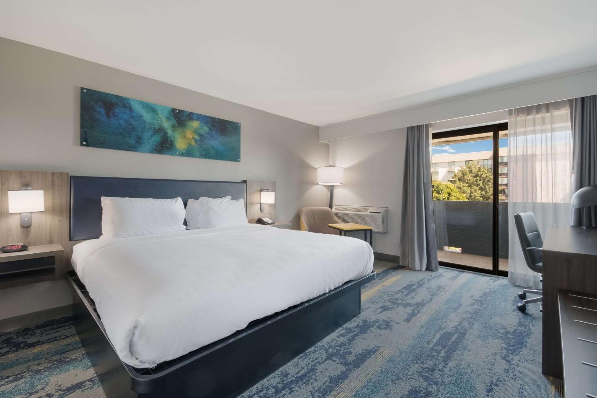 Clarion Pointe Okc Airport Hotel 2*