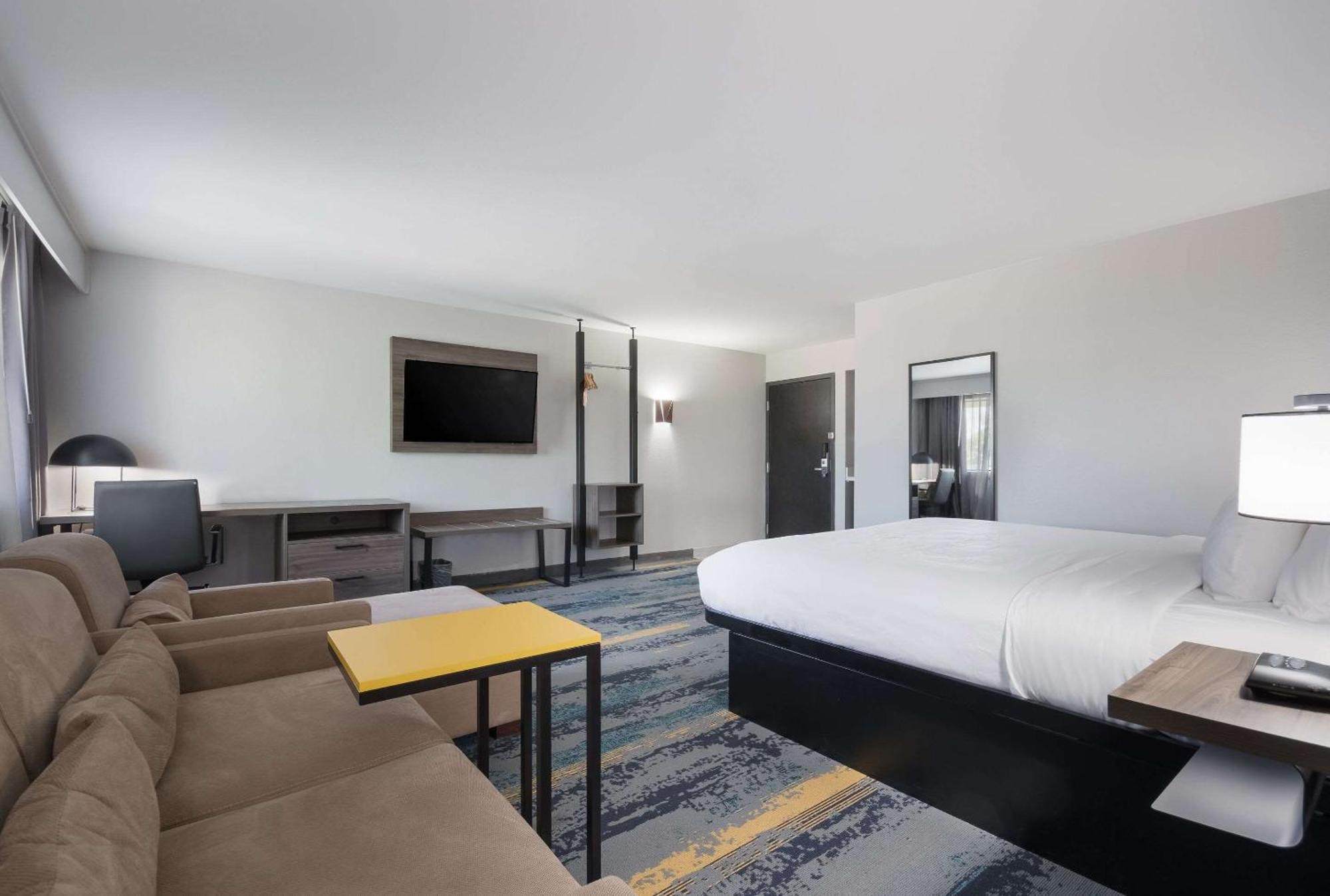 Clarion Pointe Okc Airport Hotel 2*