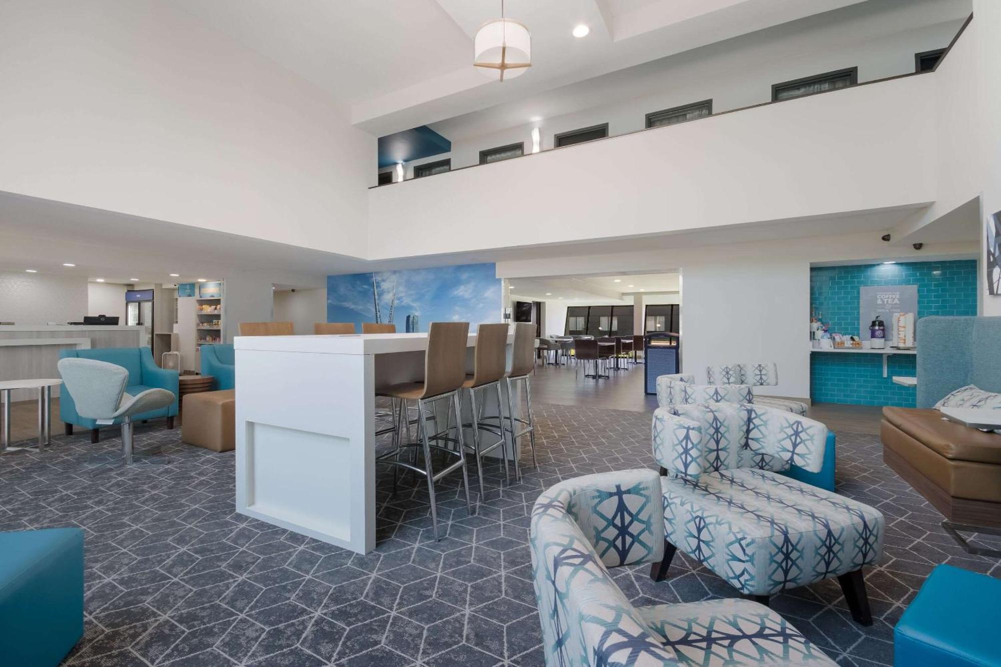 Clarion Pointe Okc Airport Hotel 2*
