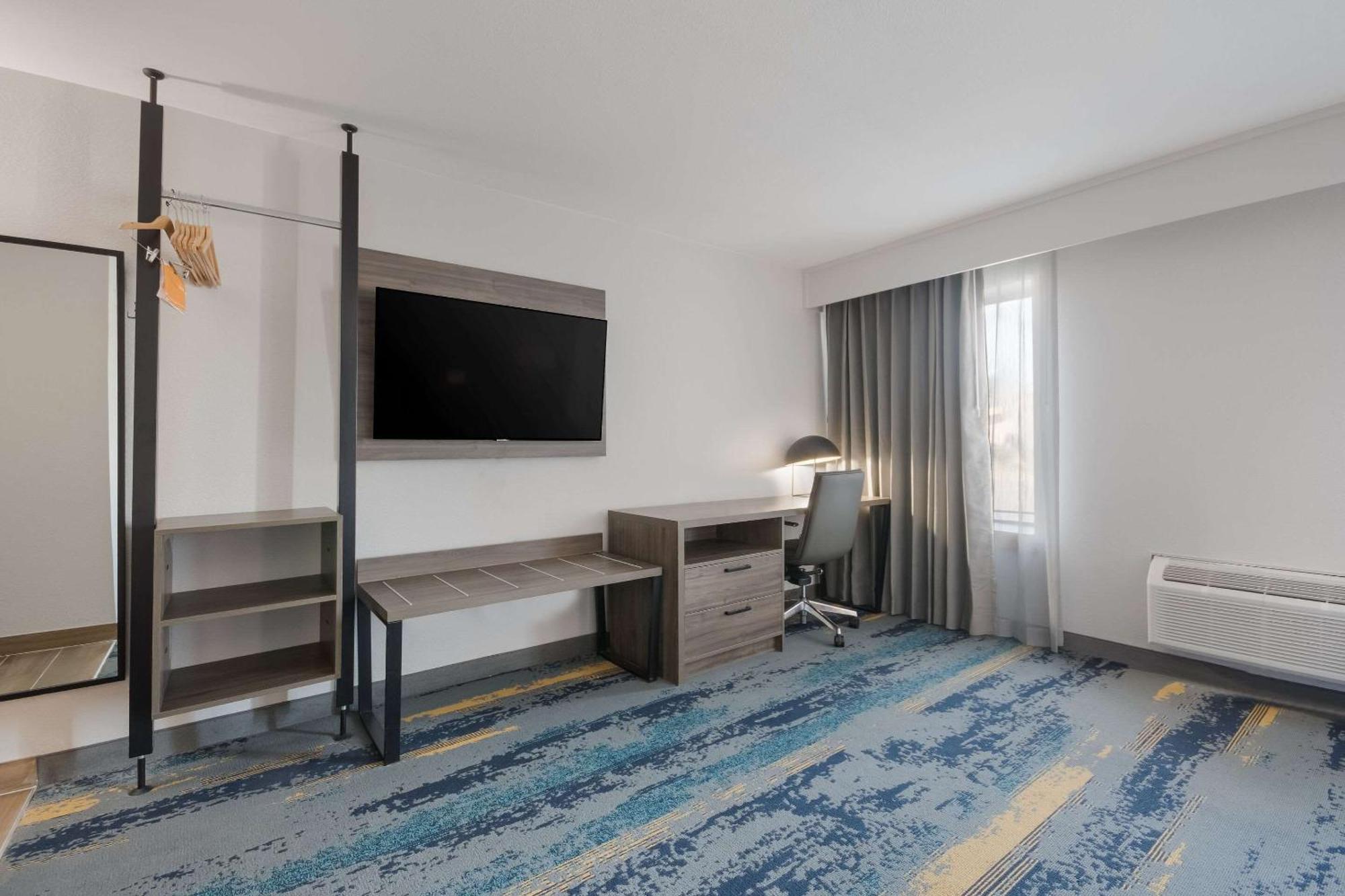 Clarion Pointe Okc Airport 2*