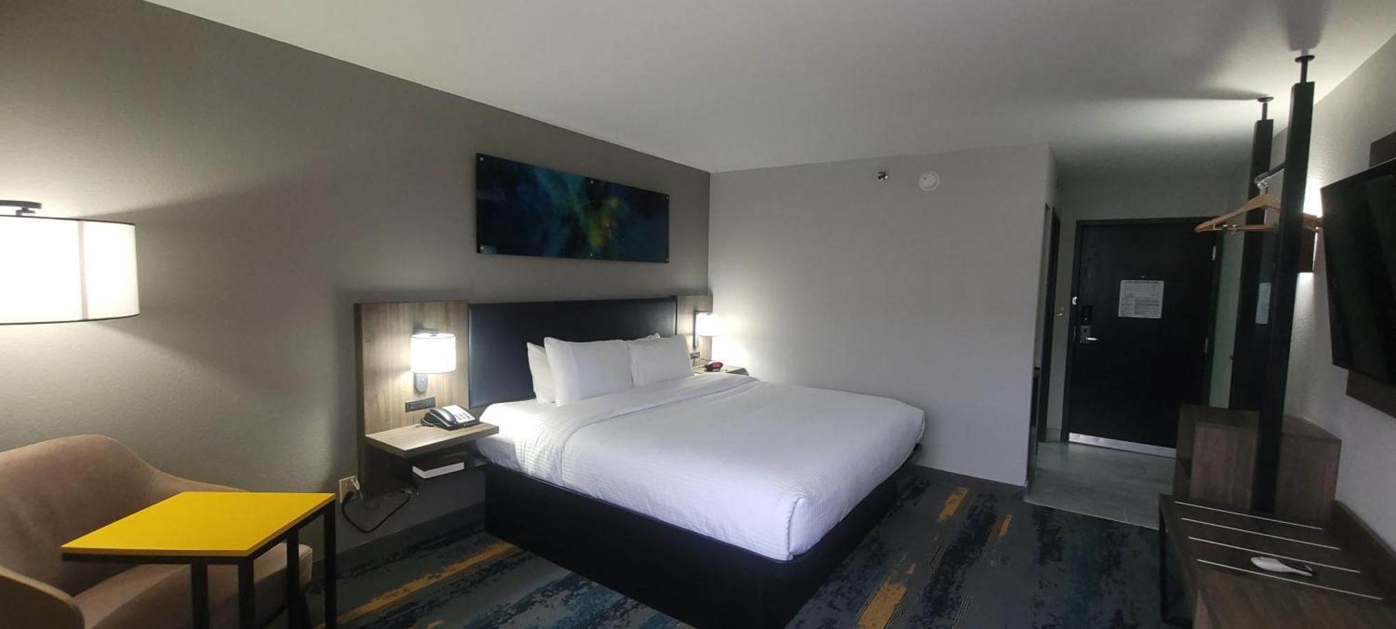 Hotel Clarion Pointe Okc Airport 2*