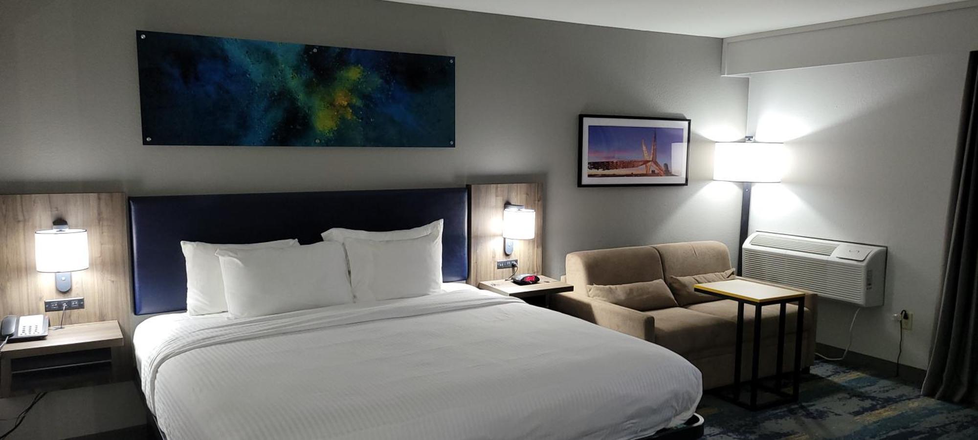Hotel Clarion Pointe Okc Airport 2*