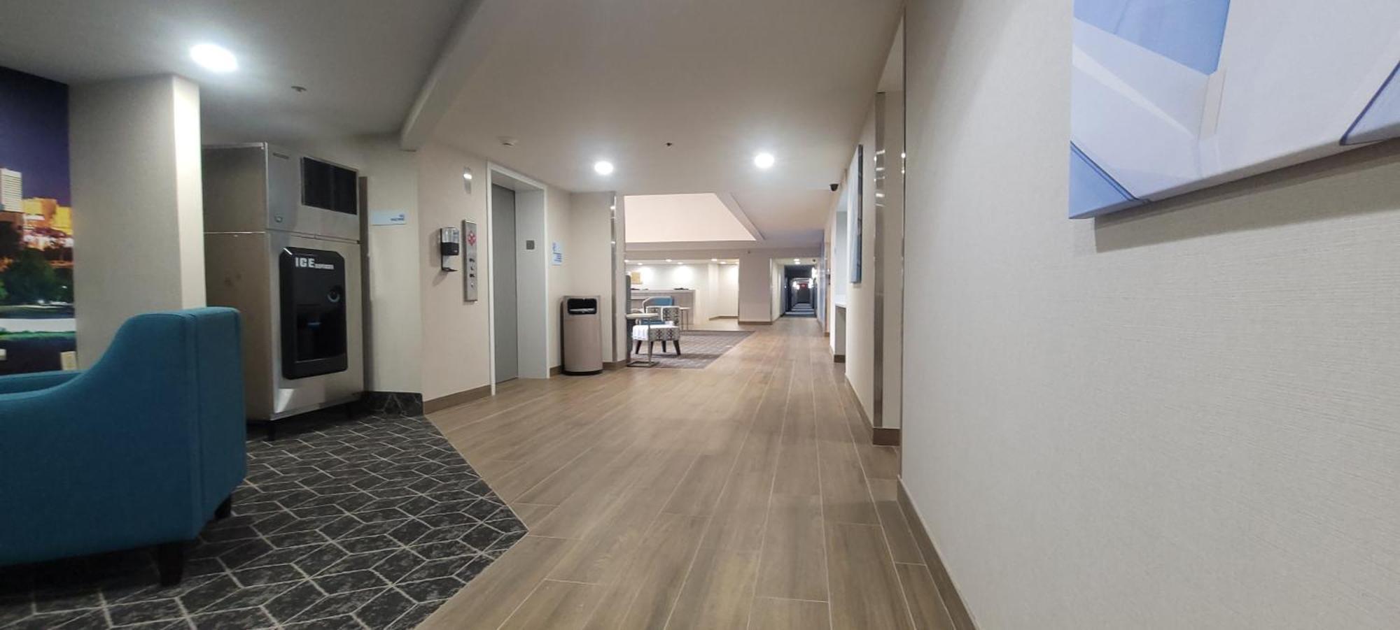 Clarion Pointe Okc Airport Hotel 2*