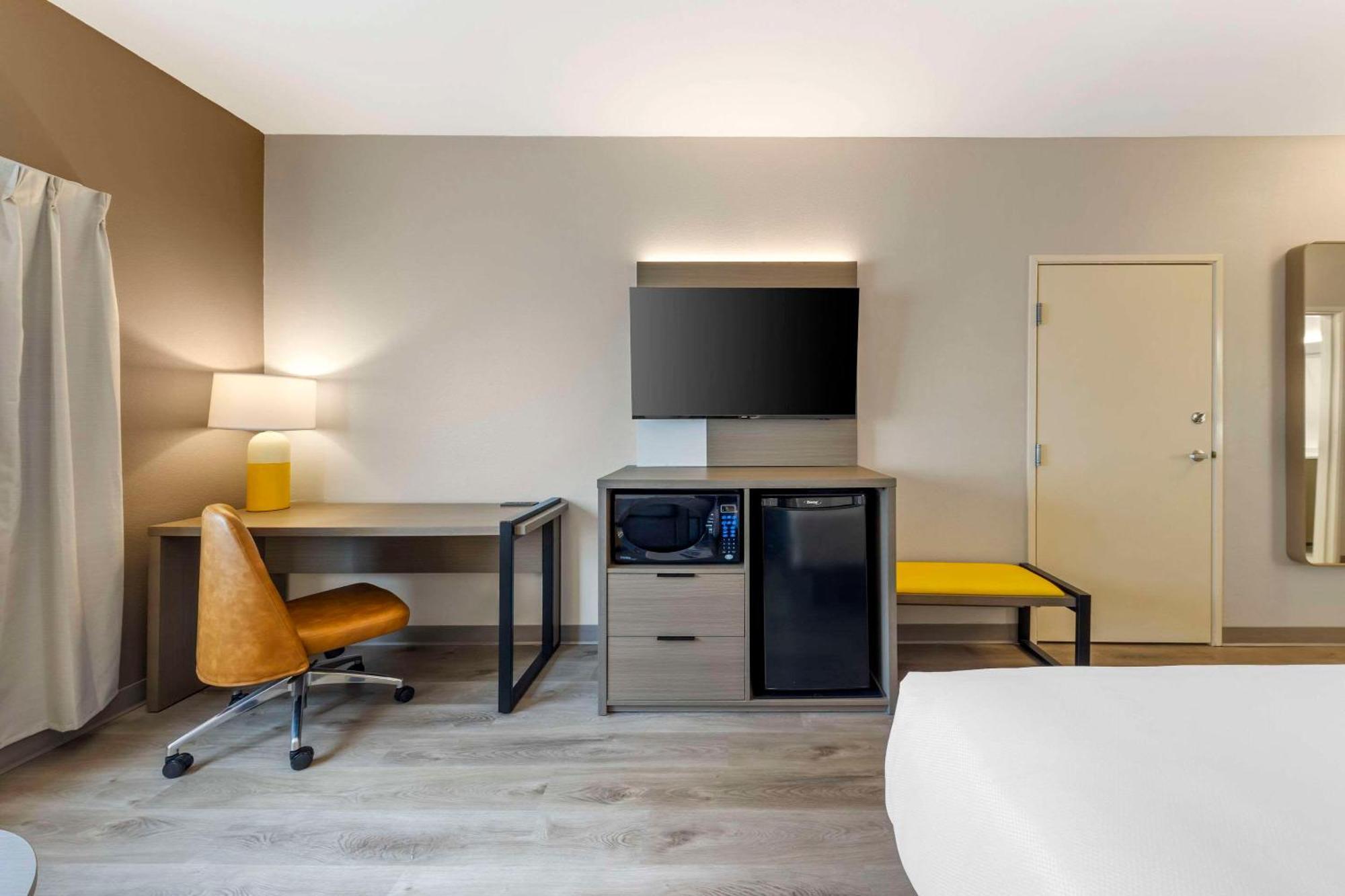 Comfort & North - Quail Springs Hotel