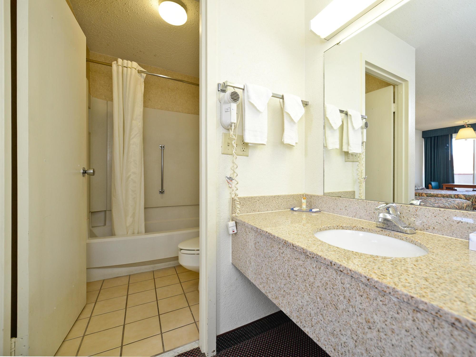 Econo Lodge *