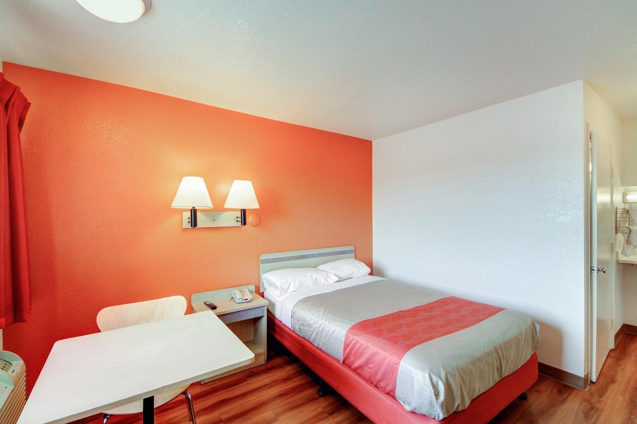 Hotel 6 - Airport 2*