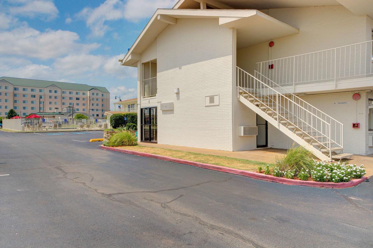 Hotel 6 - Airport 2*