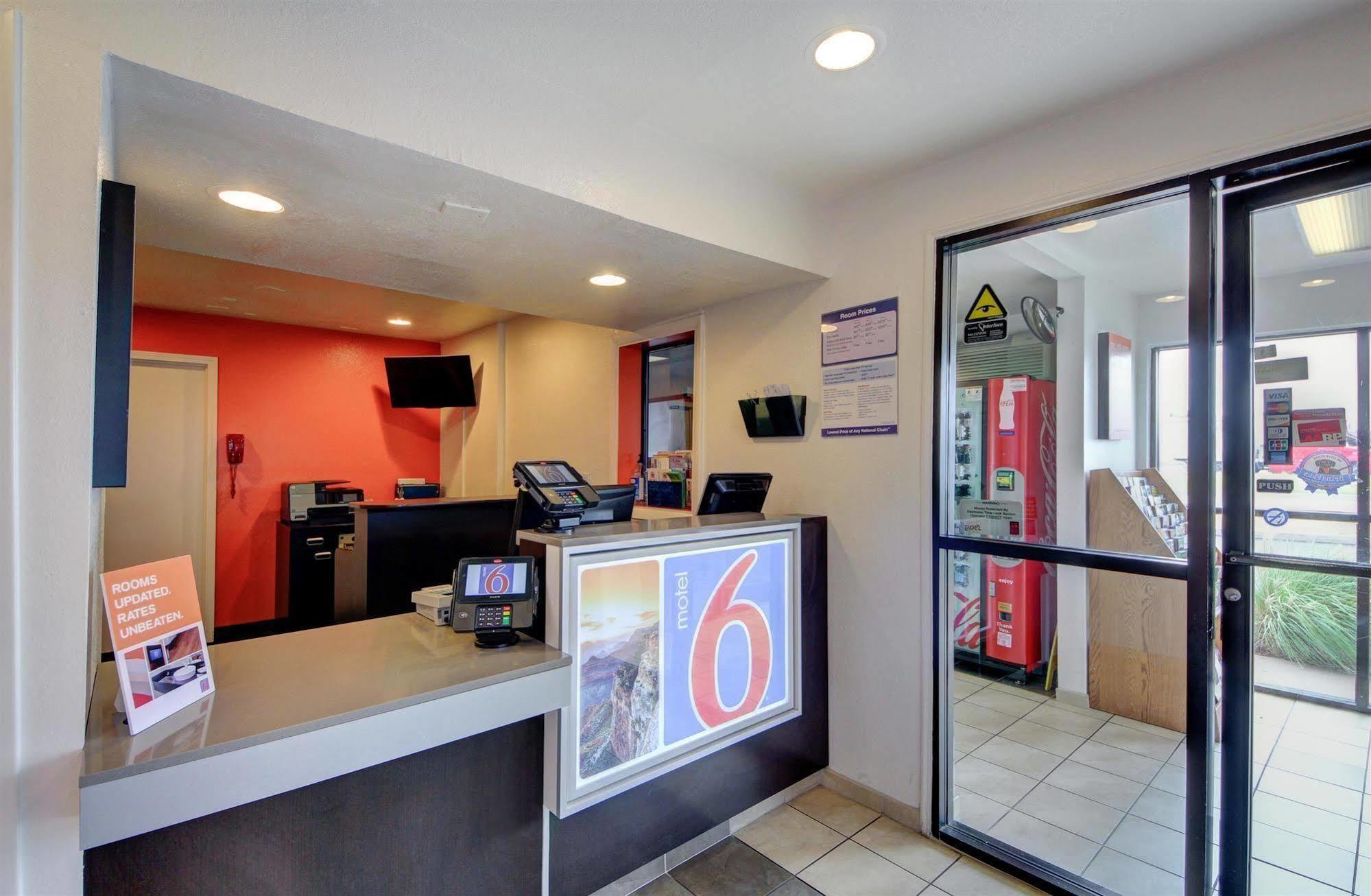 Hotel 6 - Airport 2*