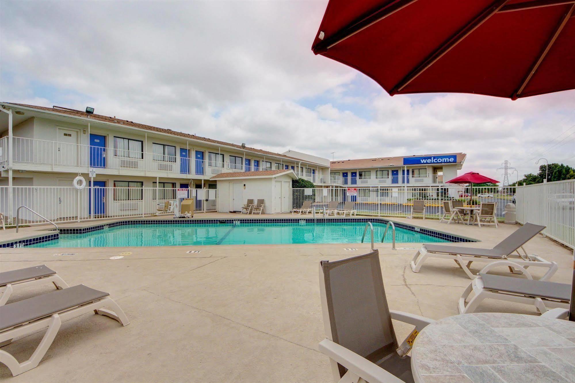 Hotel 6 - Airport